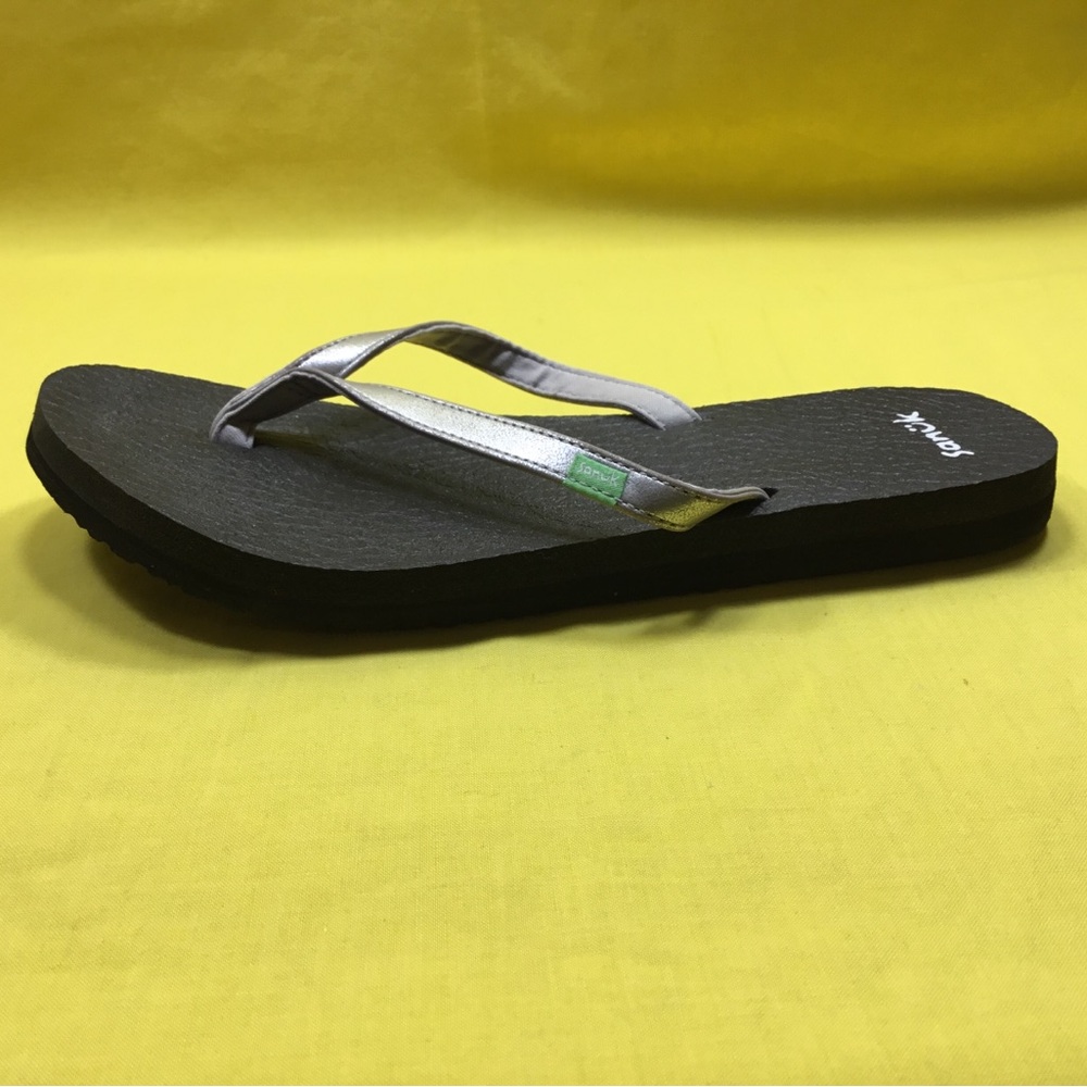 Sanuk Women's Metallic Silver and Black Flip Flop Sandals SZ 8 - Picture 7 of 8